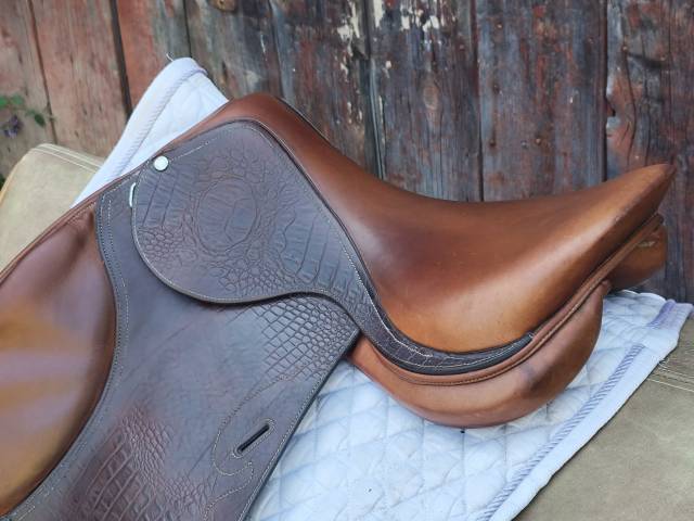 Selle de CSO 17,5" en cuir gravé croco (pièce rare) 