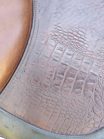 Selle de CSO 17,5" en cuir gravé croco (pièce rare) 