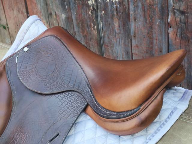 Selle de CSO 17,5" en cuir gravé croco (pièce rare) 