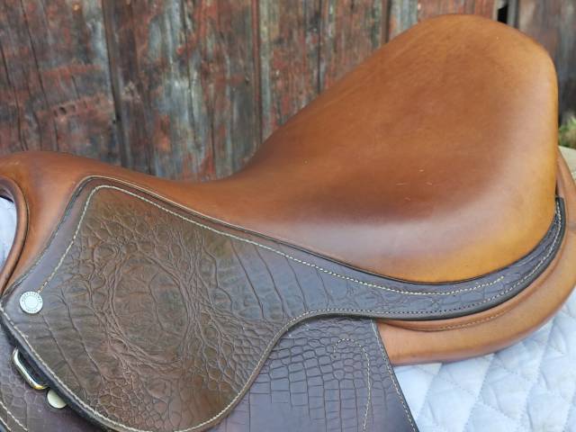 Selle de CSO 17,5" en cuir gravé croco (pièce rare) 