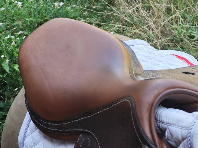 Selle de CSO 17,5" en cuir gravé croco (pièce rare) 