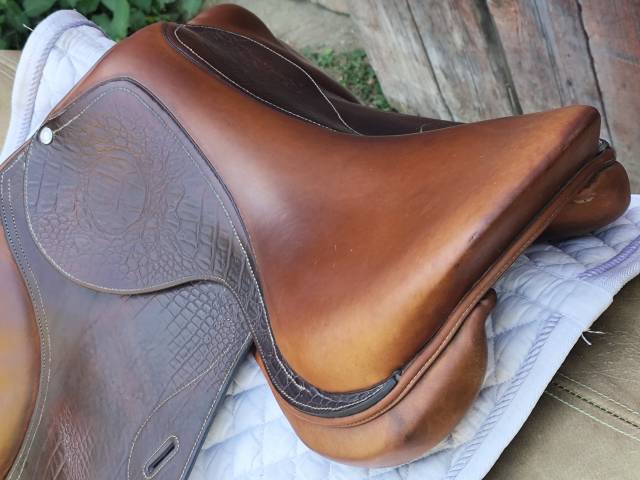 Selle de CSO 17,5" en cuir gravé croco (pièce rare) 