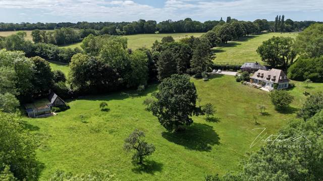 DOMAINE NORMAND COMPOSÉ DE TROIS MAISONS SUR UN PARC ARBORÉ DE