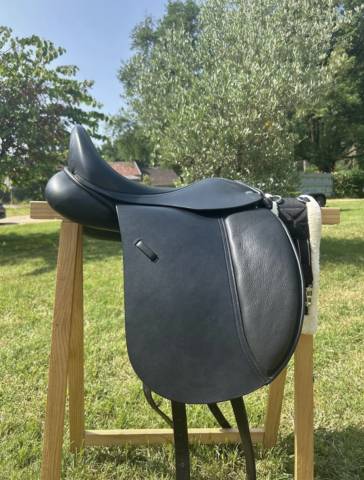 Selle de dressage 