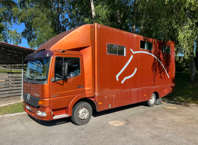 Mercedes Atego 7.5T 4 places chevaux 