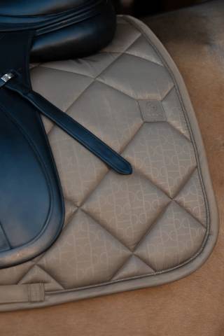 Tapis de selle Glossy Bit DRESSAGE PLATINUM 2025 - Eskadron