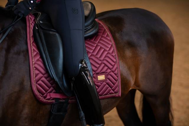 Tapis de selle Modern New Maroon - Equestrian Stockholm - Matelassage moderne