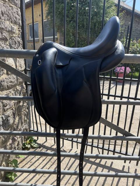 selle de dressage devouvoux  malika lab 