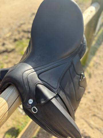 Selle de dressage CWD à vendre – Année 2024 – Taille 17