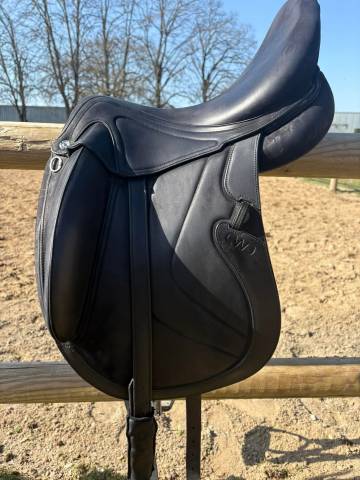 Selle de dressage CWD &agrave; vendre &ndash; Ann&eacute;e 2024 &ndash; Taille 17
