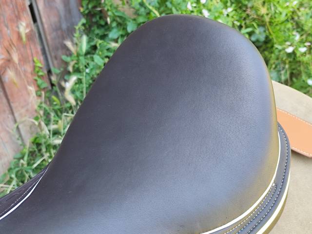 Selle EKUS F3 neuve 17,5"