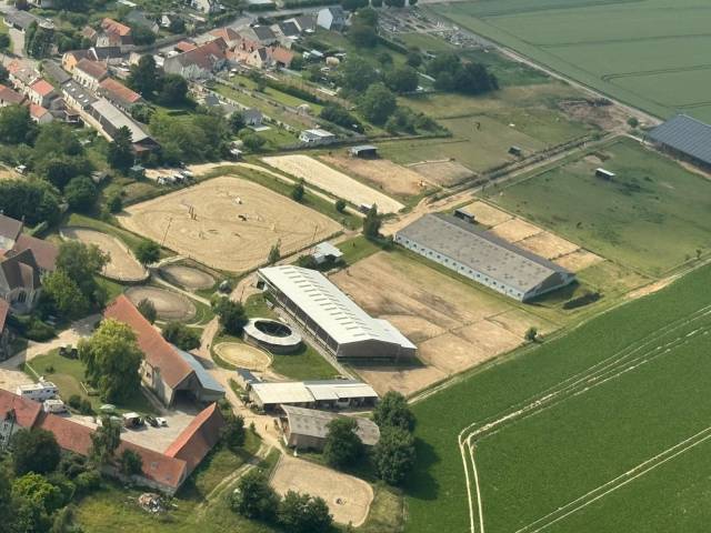 Boxes à louer dans domaine équestre 
