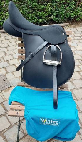 Selle Equitation synthétique Wintec 2000 mixte 18" neuv