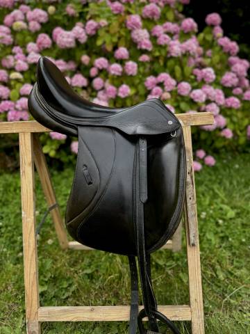 Selle de dressage 