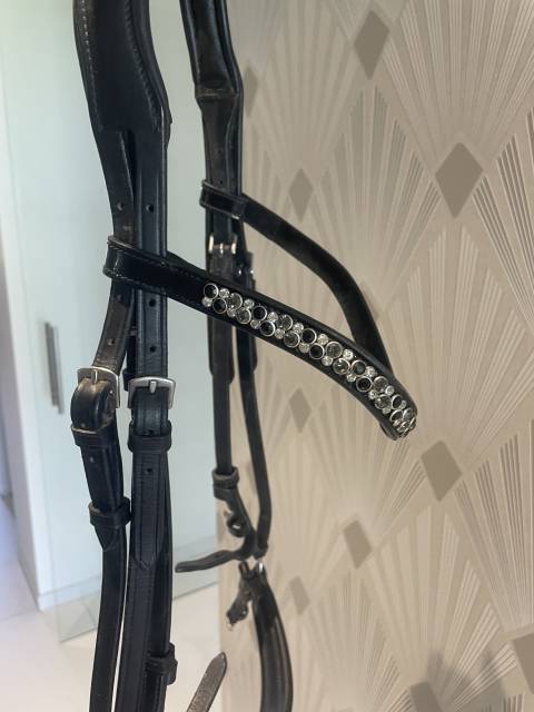 Joli bridon noir avec muserolle allemande laquée 