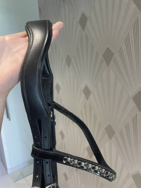 Joli bridon noir avec muserolle allemande laquée 