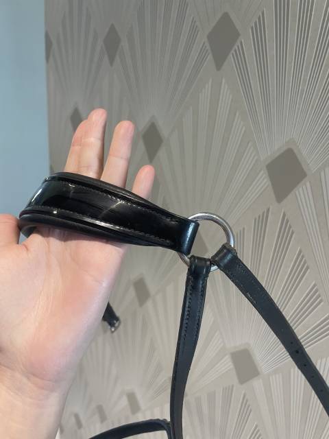 Joli bridon noir avec muserolle allemande laquée 