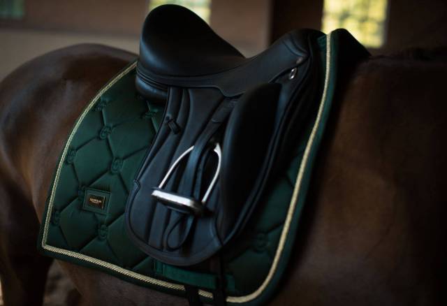 Tapis de selle DRESSAGE Forest Green - Equestrian Stockholm - Tissu déperlant