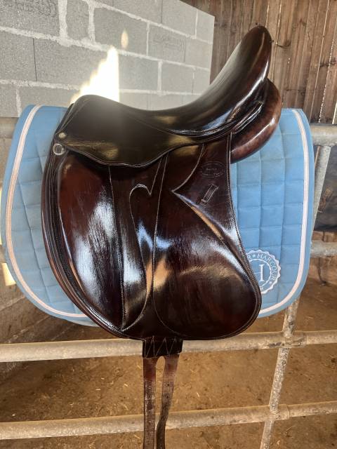 Selle de dressage 