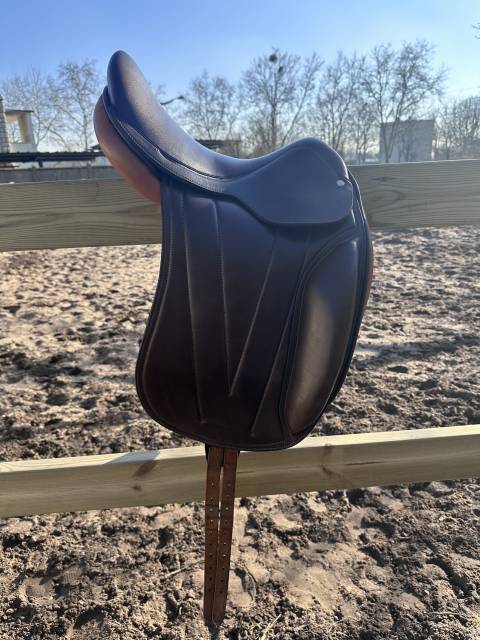 Selle de dressage 