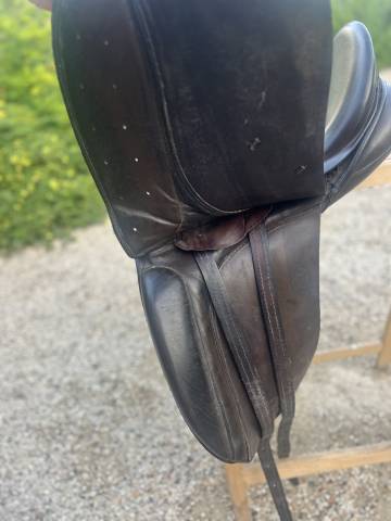 Selle de dressage 18 pouces en bon état 