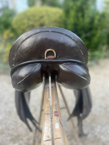 Selle de dressage 18 pouces en bon état 