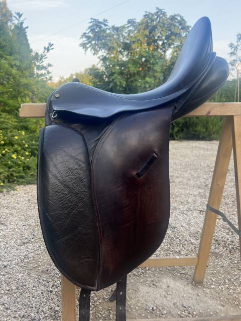 Selle de dressage 18 pouces en bon état 