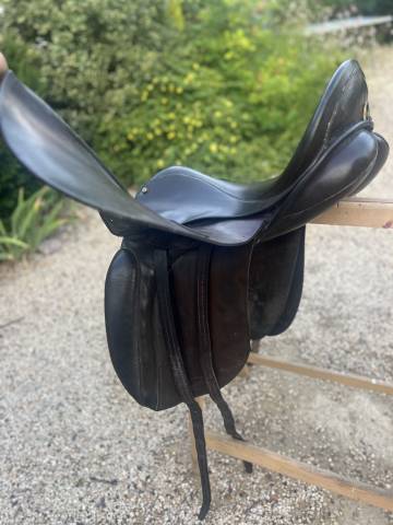 Selle de dressage 18 pouces en bon état 