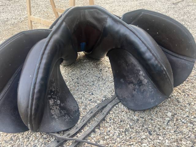 Selle de dressage 18 pouces en bon état 