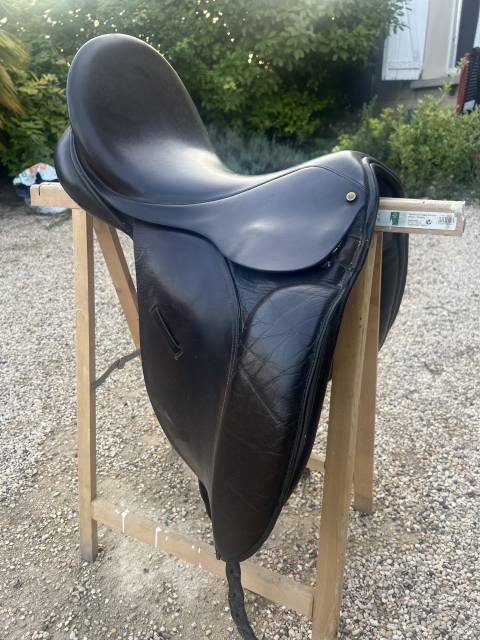 Selle de dressage 18 pouces en bon état 
