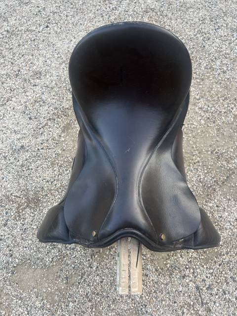 Selle de dressage 18 pouces en bon état 