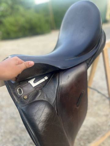 Selle de dressage 18 pouces en bon état 