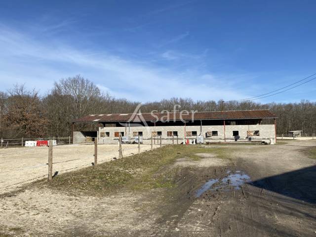 Propriété avec habitation et installations équestres proche r