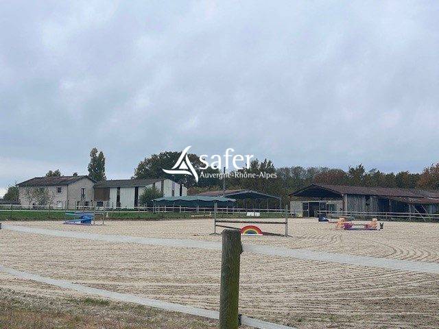 Propriété avec habitation et installations équestres proche r
