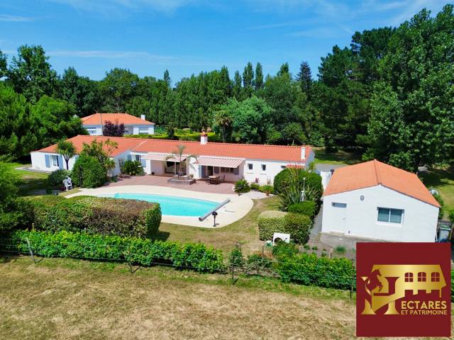 Maison soullans 7 pièce(s) 188 m2, 2,8 hectares et étang