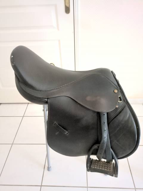 Selle mixte Norton 16,5" cuir noir + étriers réglables