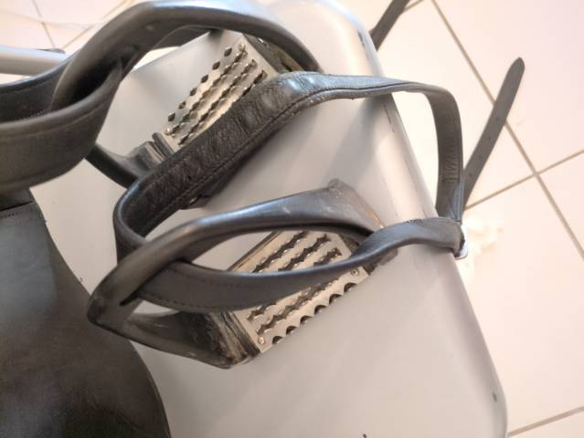 Selle mixte Norton 16,5" cuir noir + étriers réglables