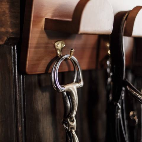 Porte brides en bambou - Kentucky - 5 portants et crochets dorés