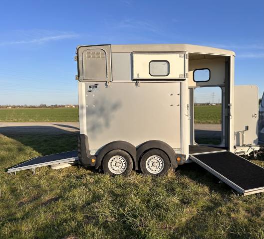 Location van cheval i for williams avec caméra