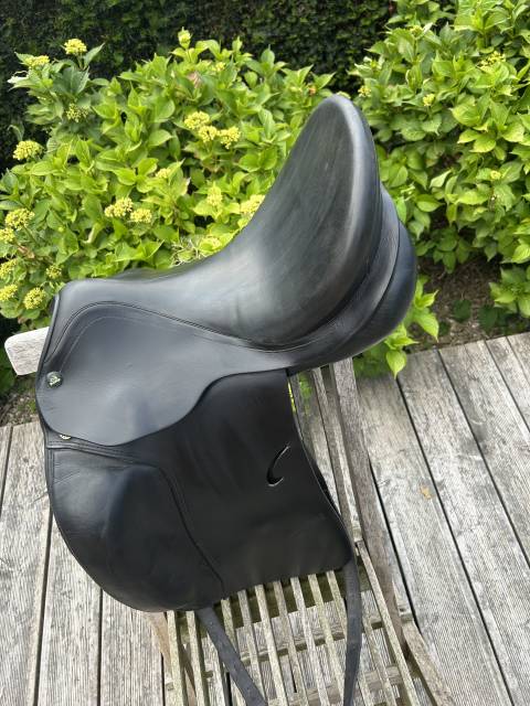 Selle de dressage  Prestige modèle Roma   17 pouces 