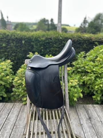 Selle de dressage  Prestige modèle Roma   17 pouces 