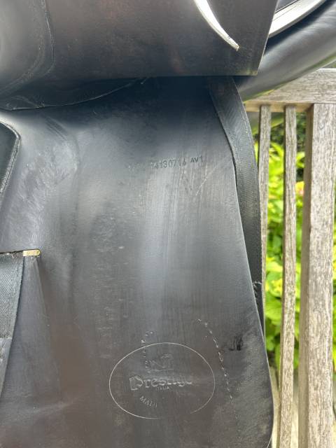 Selle de dressage  Prestige modèle Roma   17 pouces 