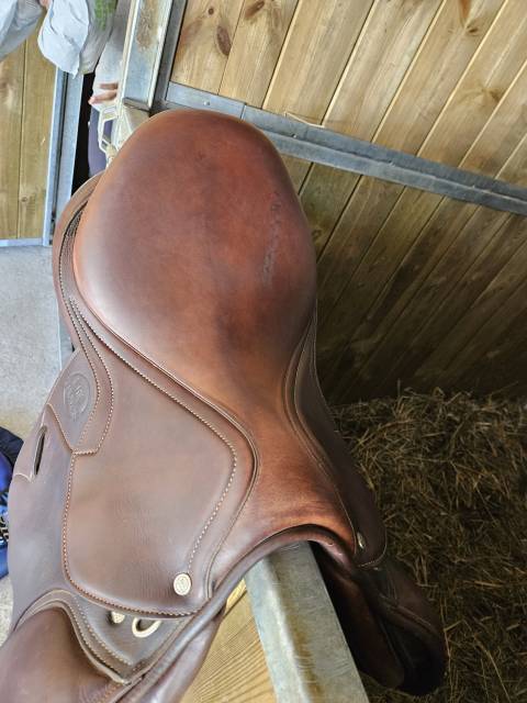 Selle cuir 17,5"