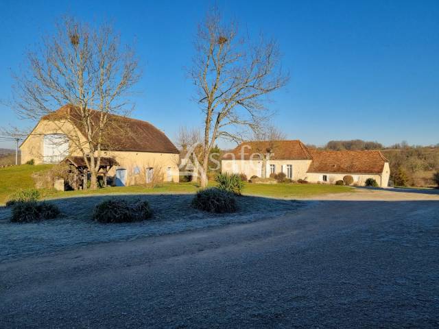 Corps de ferme sur 14 ha au calme et proche a20.