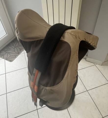 Selle mixte Norton synthétique 17,5 pouces