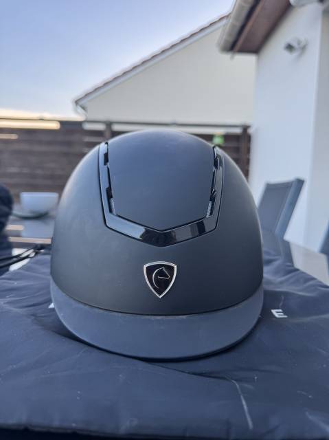 Casque Equithème noir mat liseré noir glossy comme neuf