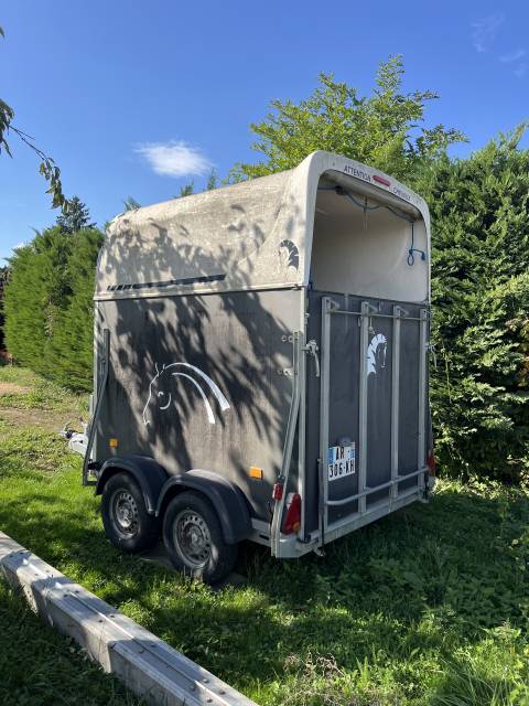 Van chevaux 2 places à louer