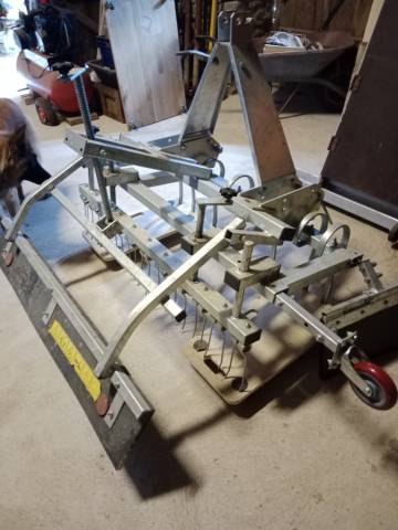 Herse niveleuse de carrière