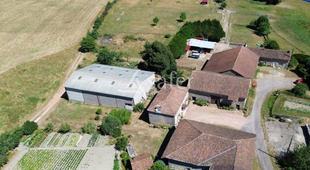 Corps de ferme en pierre sur 25ha avec étang