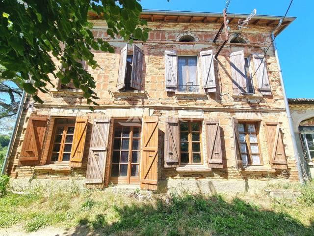 Exploitation polyculture-elevage avec maison à rénover et dép